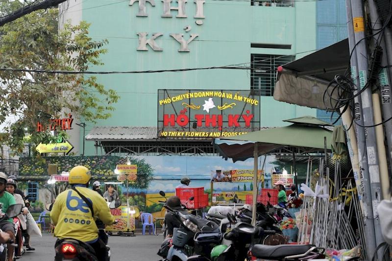 Một khu chợ đêm sầm uất với nhiều quầy hàng và du khách, minh họa chi phí mua sắm khi du lịch Thái Lan 5 ngày 4 đêm