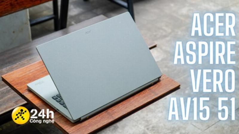 Một người đang làm việc trên laptop tại nhà, bàn làm việc gọn gàng, cửa sổ nhìn ra phong cảnh xanh mát, thể hiện sự thoải mái khi làm công việc online tại nhà.